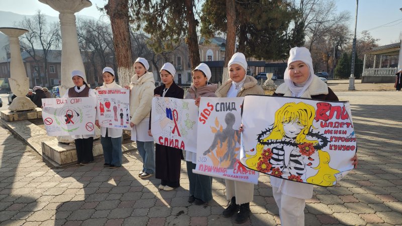 1-декабрь – Бүткүл дүйнөлүк СПИДге каршы күрөшүү күнүнө карата медициналык колледждин студенттери ВИЧ/СПИДдин жайылышын алдын алуу жана бул илдетке каршы күрөшүүгө багытталган акцияга активдүү катышты.